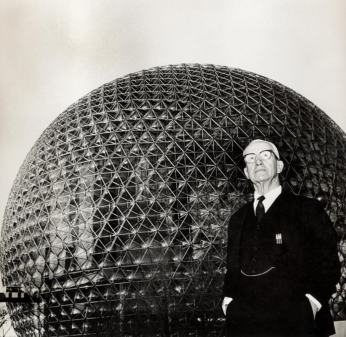 Buckminster Fuller davanti alla cupola geodetica della Biosphère di Montréal